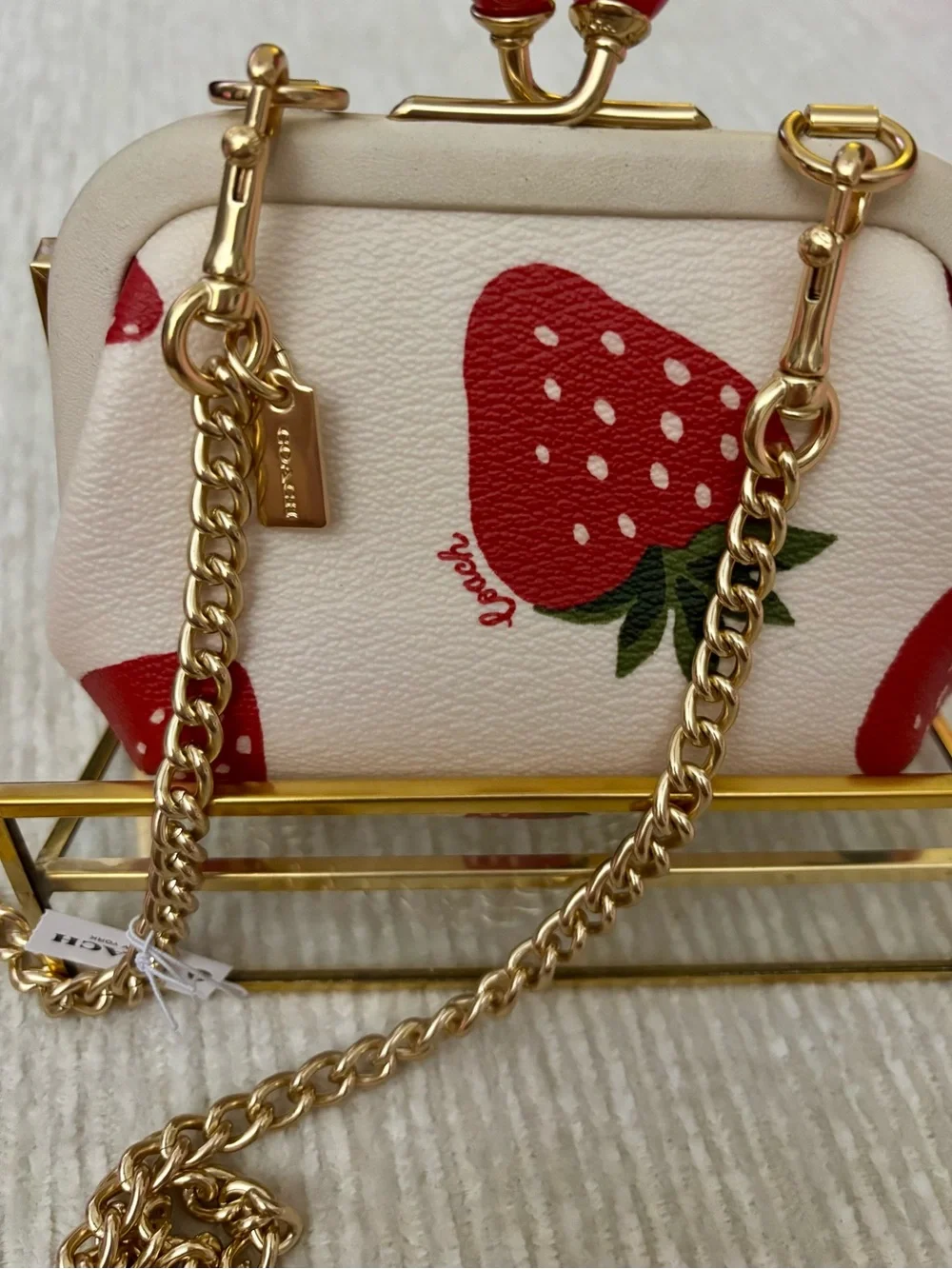 🍓 Coach Nora Kisslock Card Case Wild Strawberry Print Gold Chain Crossbody - Picture 4 of 11